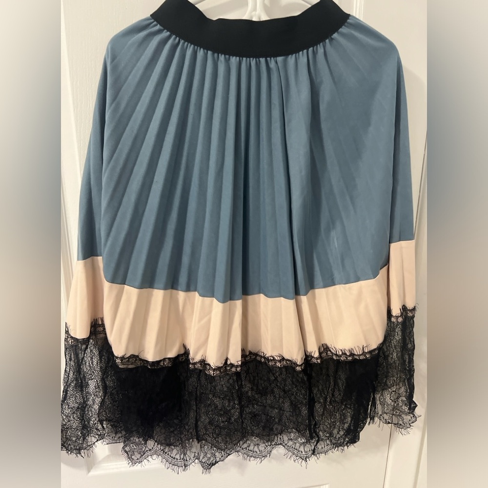 Pleated mini skirt with lace detail